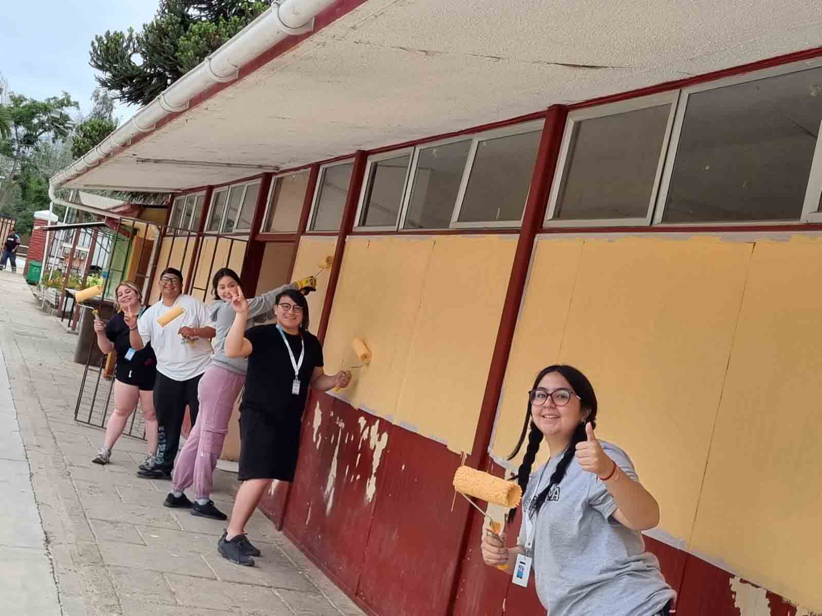 Estudiantes pintando el Liceo de Papudo
