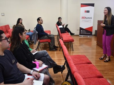 Estudiantes de sede Talca participan en taller de comunicación