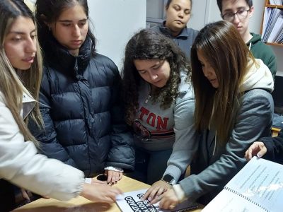Estudiantes de Pedagogía en Inglés visitan Biblioteca Central para Ciegos