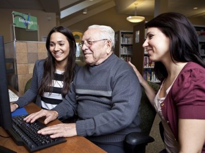 Académica de Trabajo Social advierte que la brecha digital que afecta a las personas mayores tiene un impacto en sus vidas