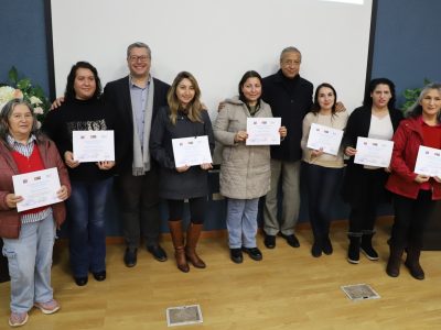 Estudiantes y equipo de gestión de RR.PP de la Universidad Autónoma de Temuco colaboran con el Programa Mujeres Jefas de Hogar