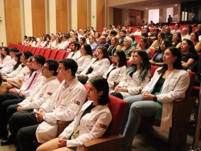 Carrera de Medicina de Sede Santiago de la Universidad Autónoma de Chile celebró su ceremonia de inicio de internados para estudiantes de sexto año