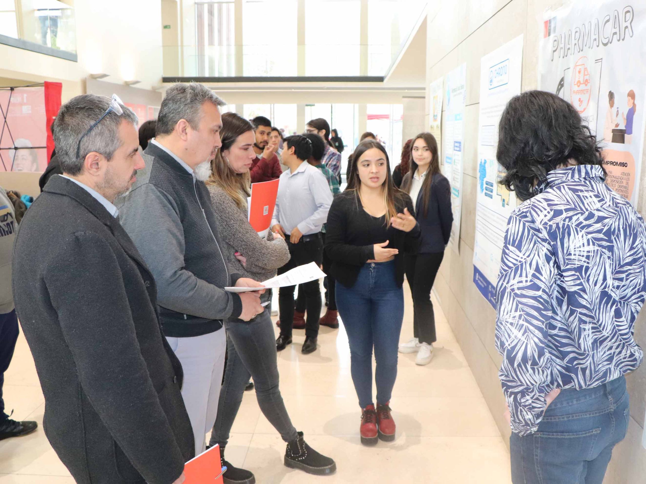 Estudiantes de Química y Farmacia presentaron pósteres científicos en Sede Santiago