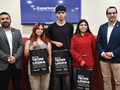 Destacados estudiantes de la UA en Talca recibieron Beca Tecnológica