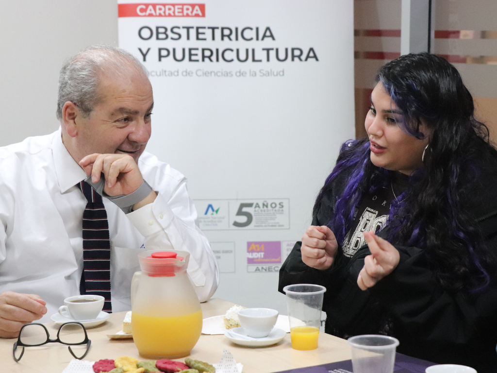 Decano Dr. Luis Castillo y estudiante de Obstetricia.