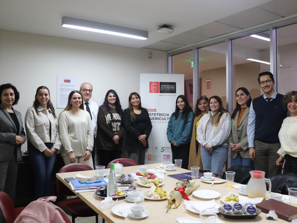 Alumnas de Obstetricia y Puericultura junto a Decano, Secretaria Academica, Diretora de Carrera y docentes.