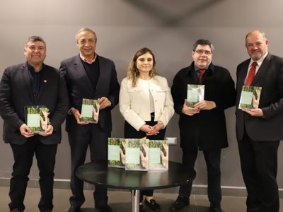 Egresada de la Autónoma lanza libro sobre hitos ambientales y se destaca por su alma máter
