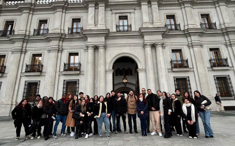 Estudiantes de la Carrera de Ingeniería Comercial realizaron visita al Palacio de la Moneda