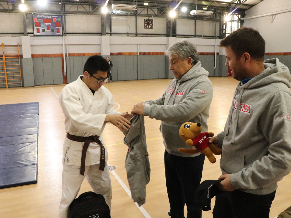 Johann recibiendo su polerón de la Autónoma.