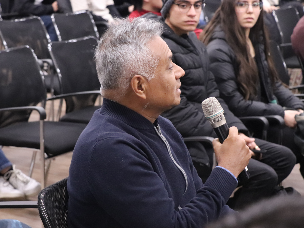 Estudiante haciéndole una pregunta al Dr. Venegas