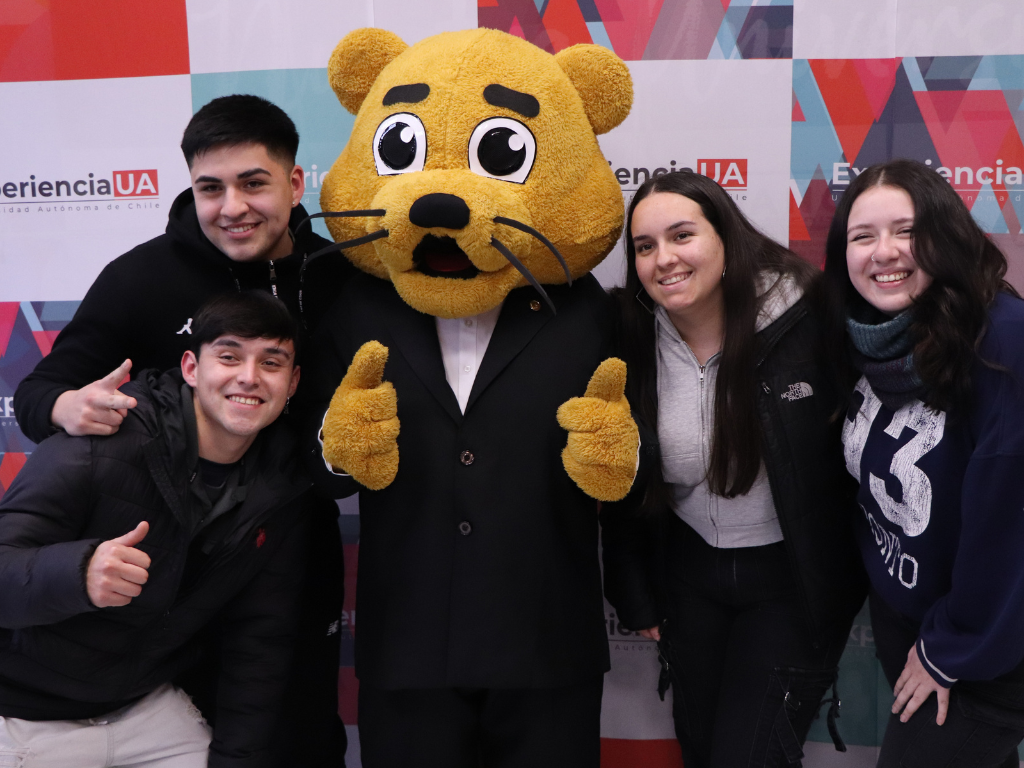 Pumín junto a estudiantes.