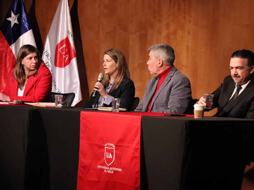 Panel debatiendo respecto a seguridad.