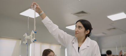 Estudiante en laboratorio