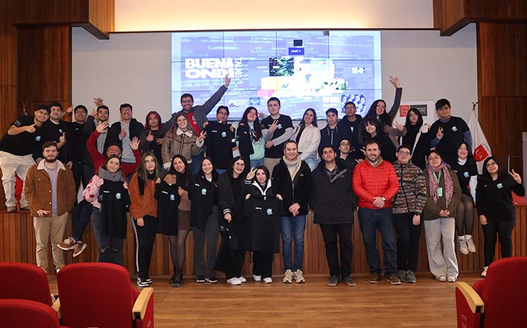 Con estudiantes de Santiago, Temuco y Talca se desarrolló graduación de Buena Onda Talks 2023