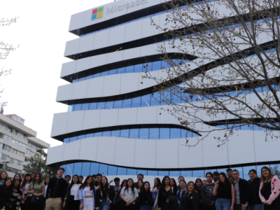 CEI organiza visita a Microsoft Chile con alumnos de la Facultad de Administración y Negocios 