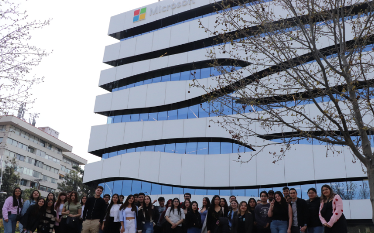 CEI organiza visita a Microsoft Chile con alumnos de la Facultad de Administración y Negocios 