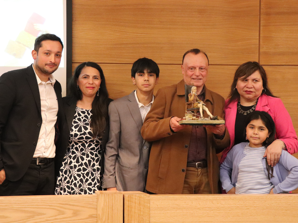 Tomás junto a su familia.