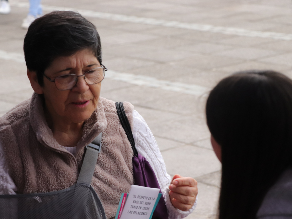 Persona mayor recibiendo atención.