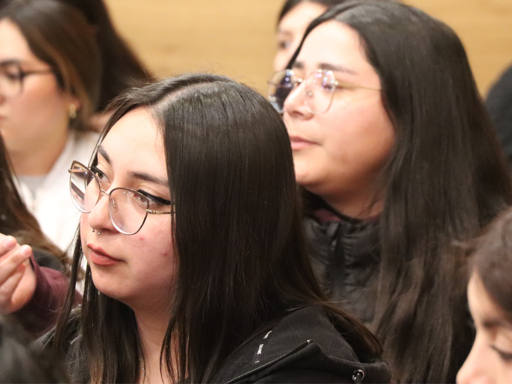 Estudiantes escuchando charla.