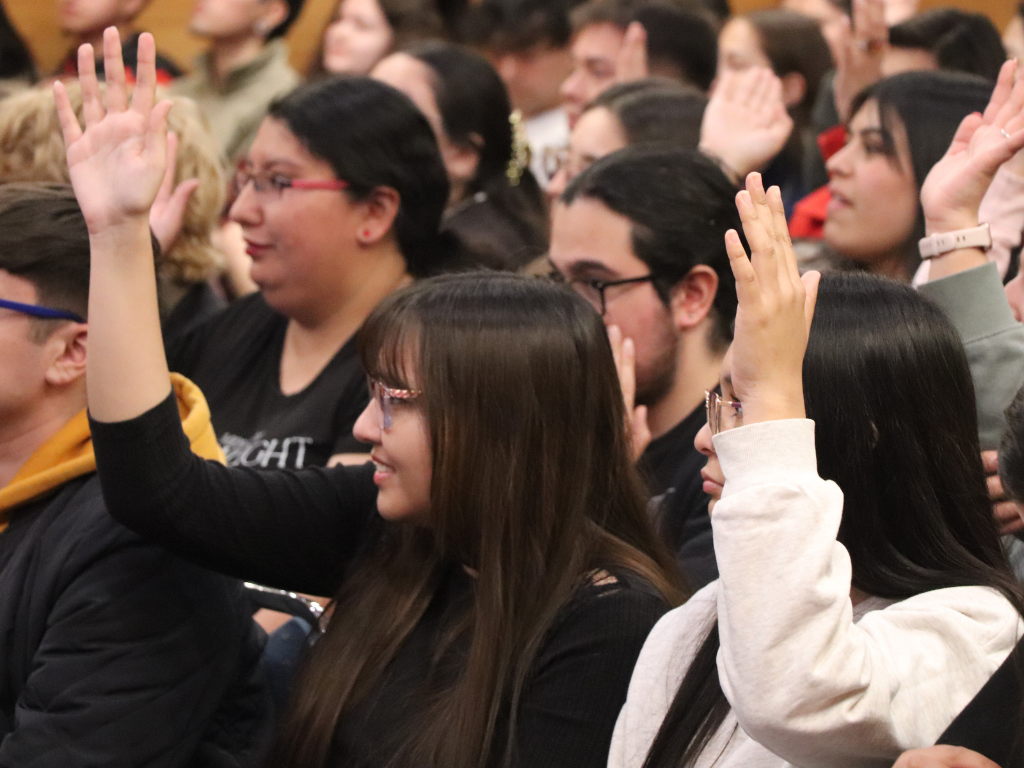 Estudiantes participando en actividad de SEREMI.