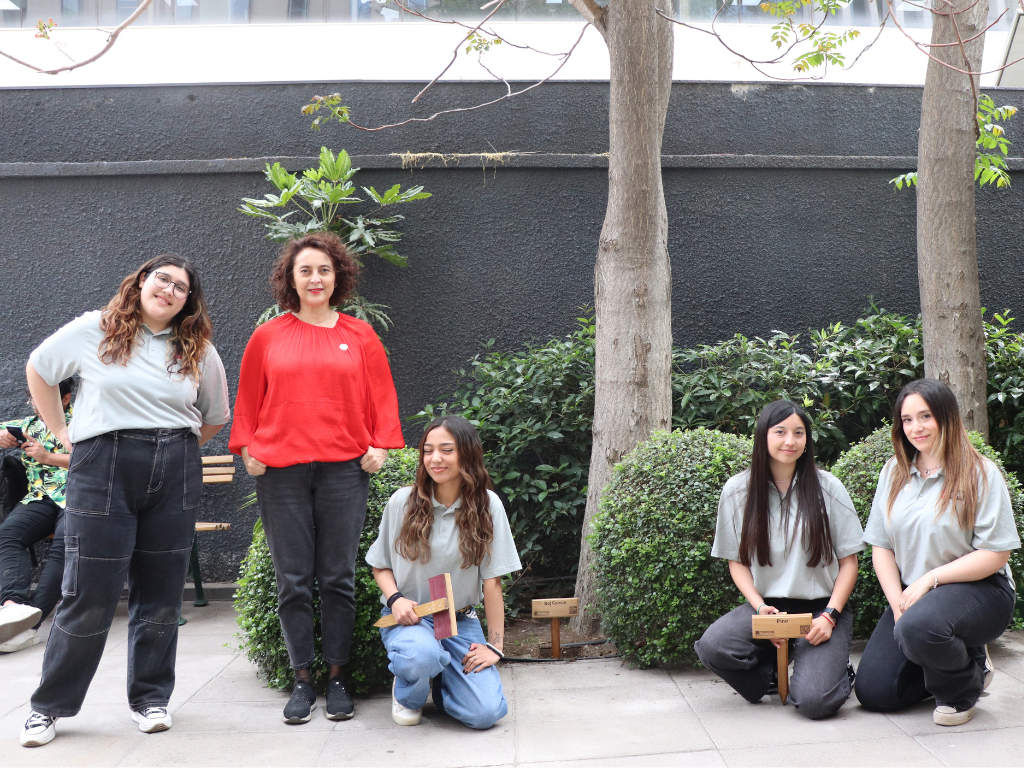 Estudiantes junto a Lispeth Cofré.