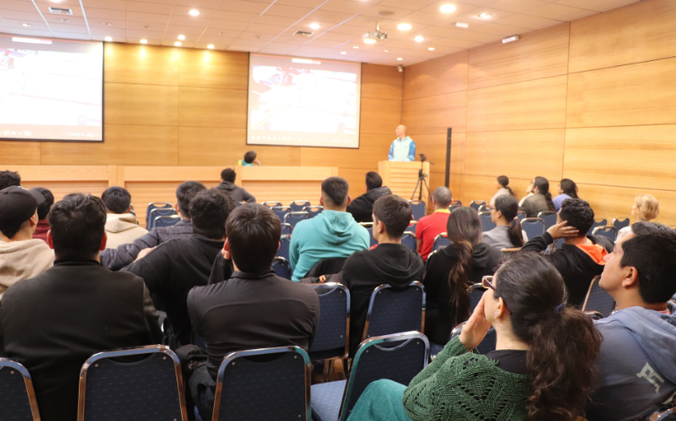 Expertos en natación se reúnen en el II° Ciclo de Charlas en la Universidad Autónoma 