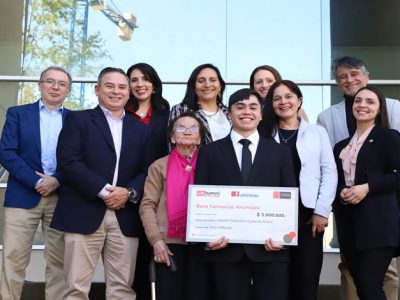 Estudiante de Química y Farmacia de la U. Autónoma recibe beca de Farmacias Ahumada