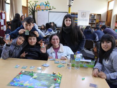 Alumnos de la U. Autónoma participan de elaboración de juego de mesa "Protectores de humedales"