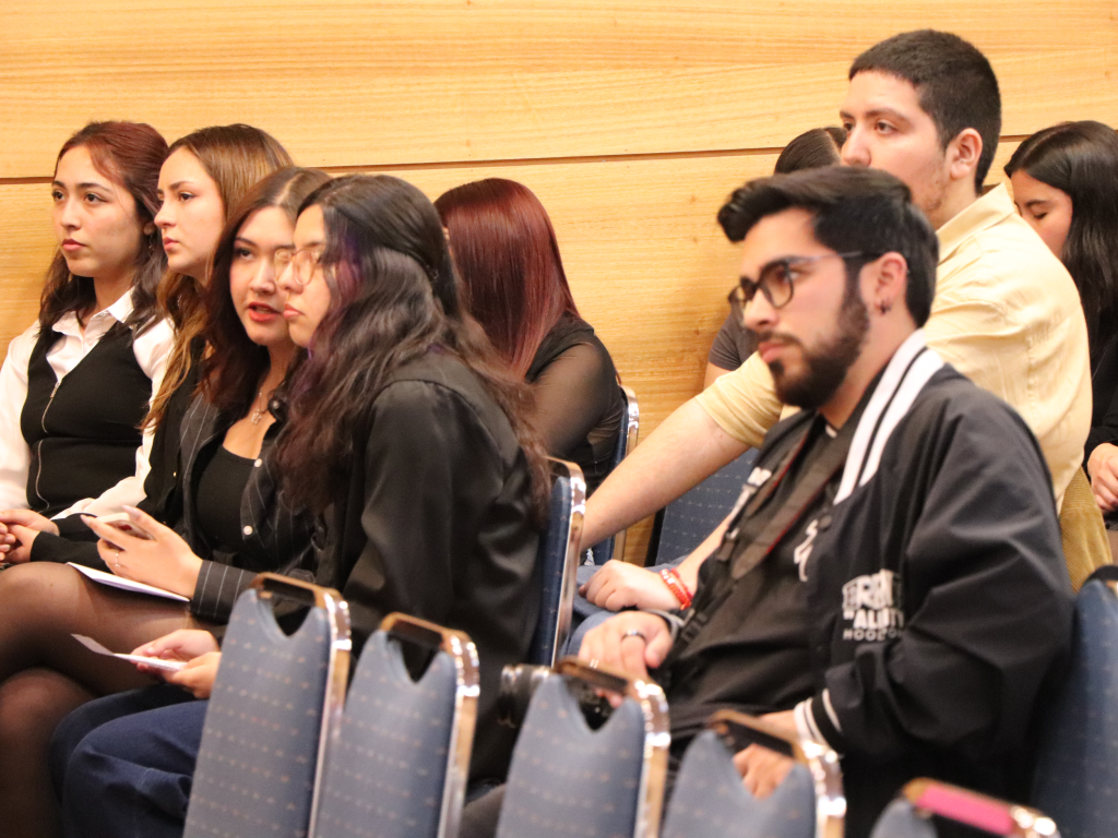 Estudiantes de Psicología en exposición