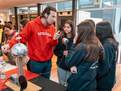 UI-VRID y Grupo CERE de la Universidad Autónoma de Chile participan en inédita feria del cerebro