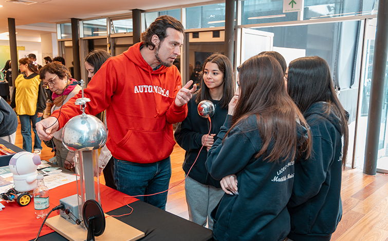 UI-VRID y Grupo CERE de la Universidad Autónoma de Chile participan en inédita feria del cerebro