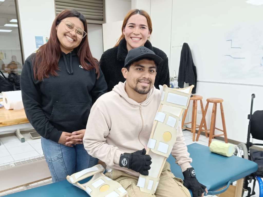 Estudiantes de Terapia Ocupacional con paciente.