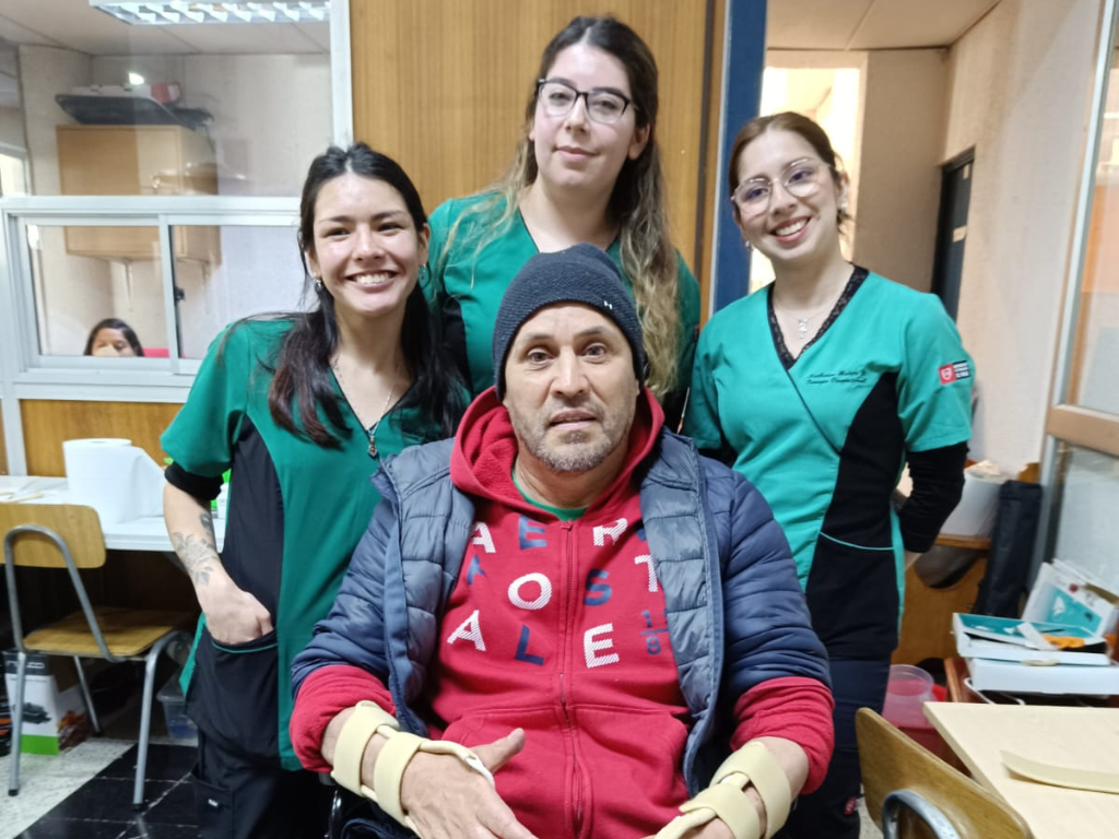 Estudiantes de Terapia Ocupacional con paciente.