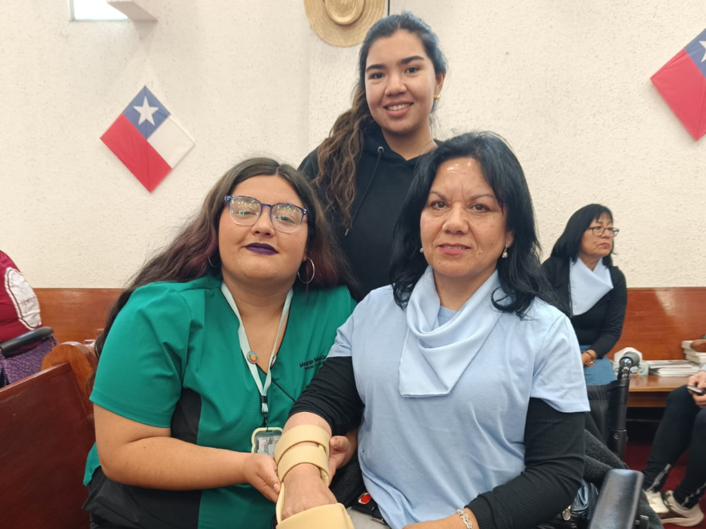 Estudiantes de Terapia Ocupacional con paciente.