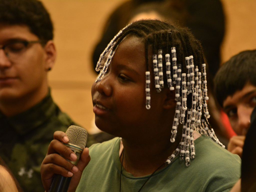 Alumna participando.