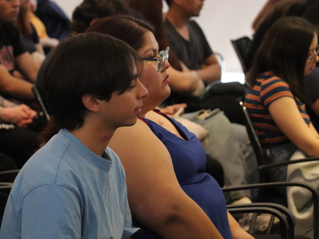 Estudiantes atendiendo el seminario.