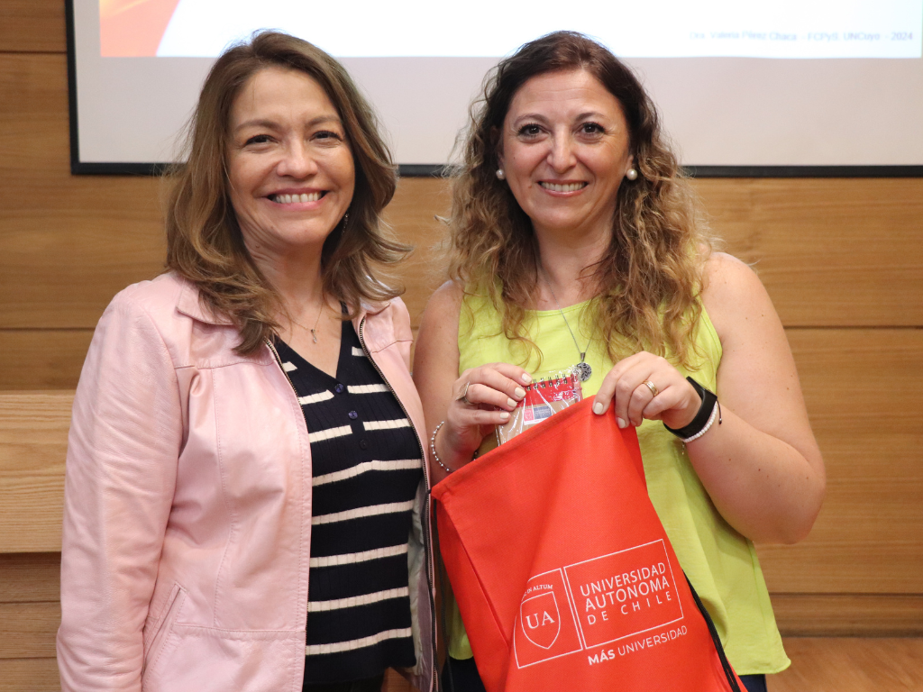 Decana Jessica Morales junto a Valeria Pérez.