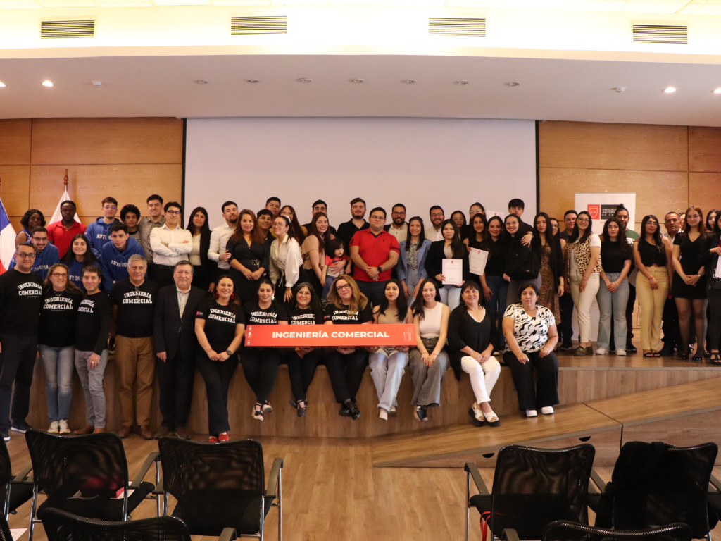 Estudiantes y docentes - Premiación Ing Comercial 