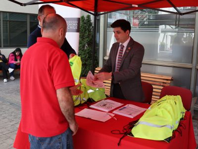 Universidad Autónoma Promueve Seguridad Vial para Ciclistas con la Entrega de Kits Reflectantes a sus Colaboradores