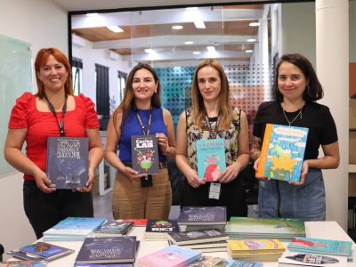 Centro de Comunicación de las Ciencias dona libros del Premio de Cultura Científica al SLEP Barrancas