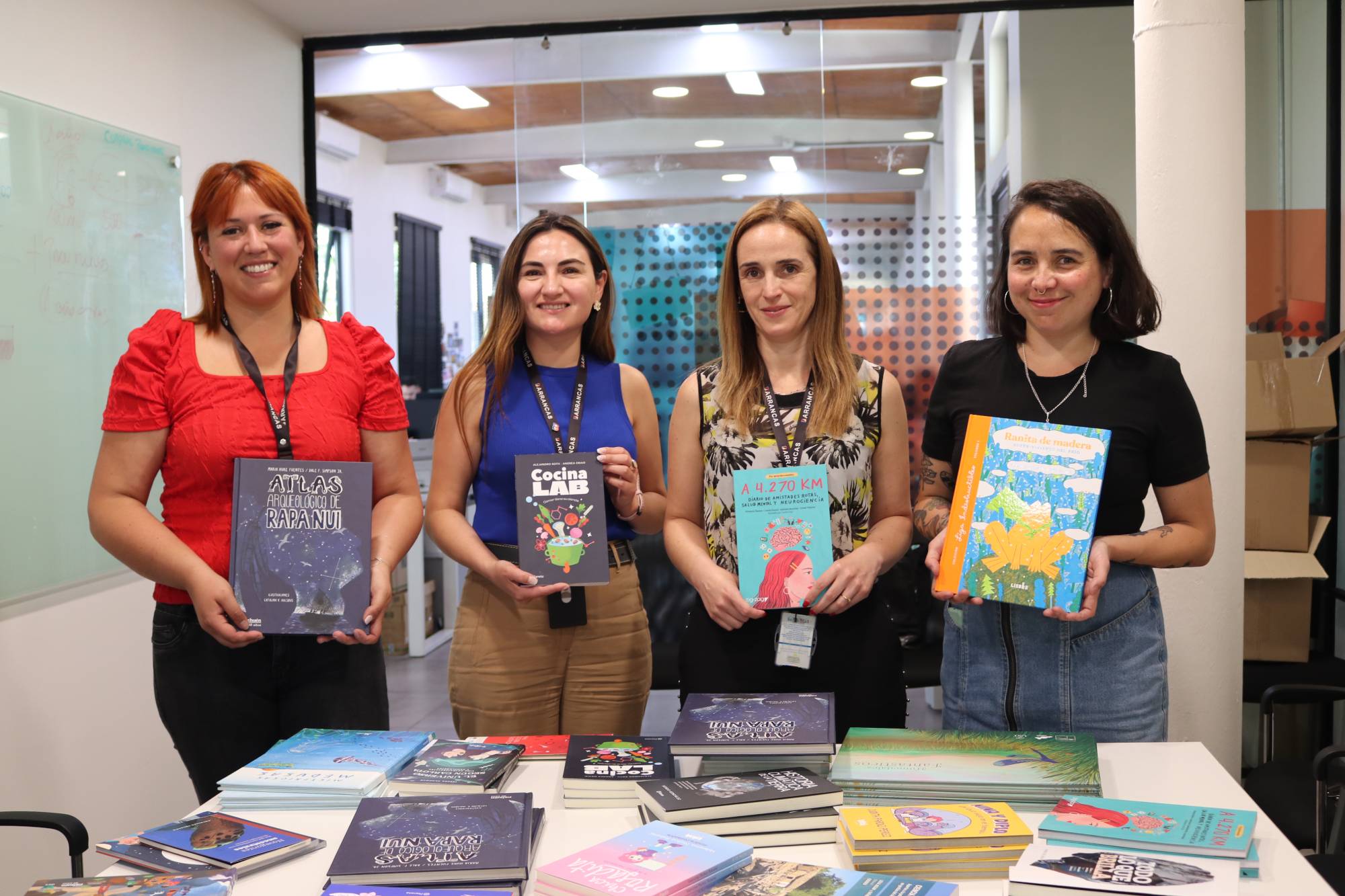 Centro de Comunicación de las Ciencias dona libros del Premio de Cultura Científica al SLEP Barrancas