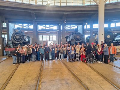 Unos 50 adultos mayores participaron del "Tour Mayor, la historia contada por la experiencia" junto a estudiantes de la U. Autónoma