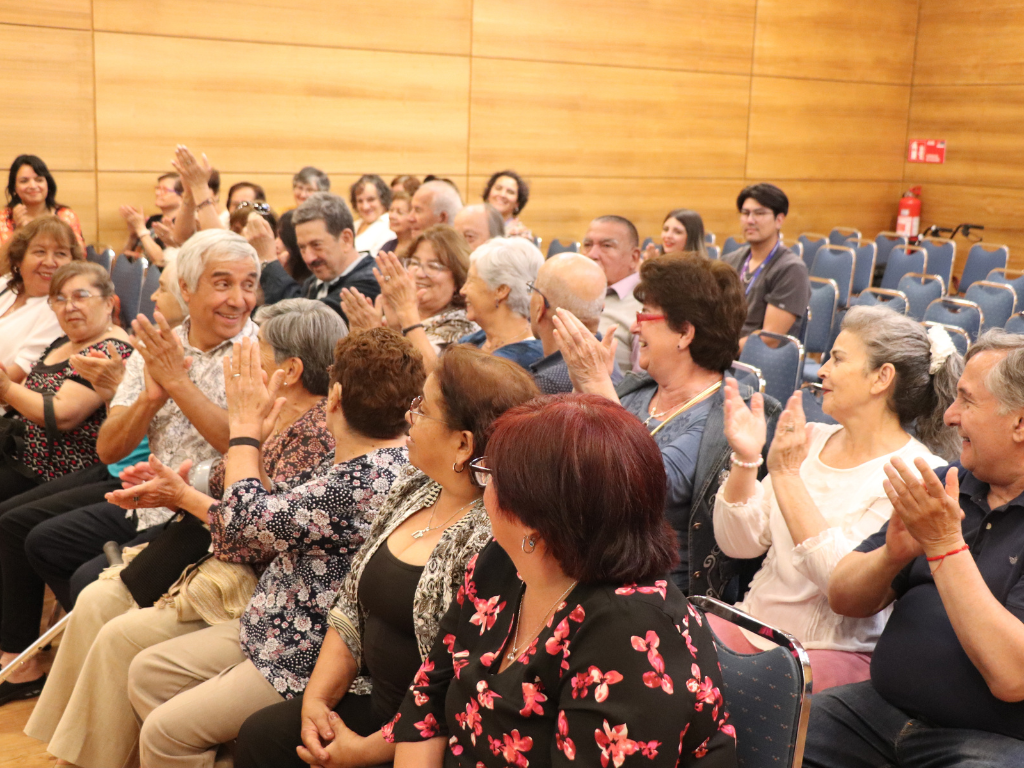 Personas mayores participando del cierre.