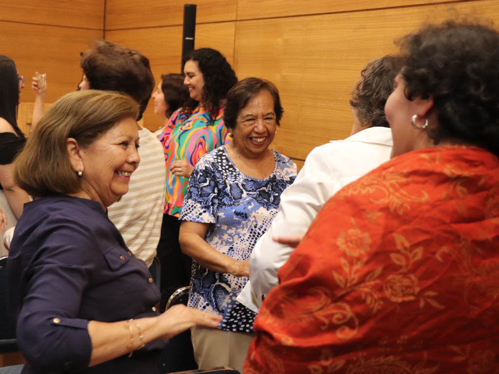 Personas mayores participando del cierre.