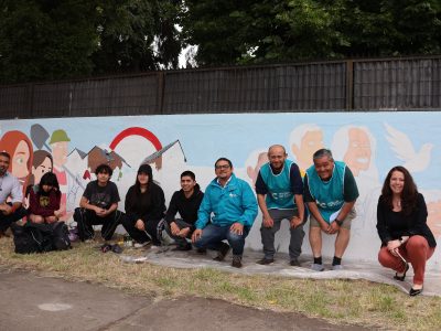 Estudiantes de la Universidad Autónoma de Chile pintan Mural Comunitario, a propósito de los 80 años del Hogar de Cristo