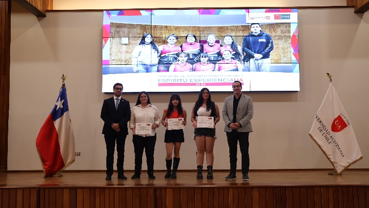 Estudiantes reciben reconocimiento Espíritu ExperienciaUA por su compromiso y liderazgo universitario