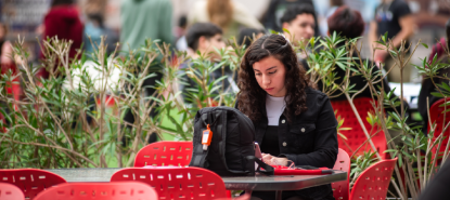 Estudiante en patio de la universidad