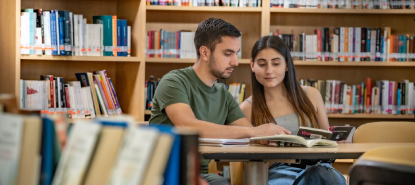 estudiantes en biblioteca